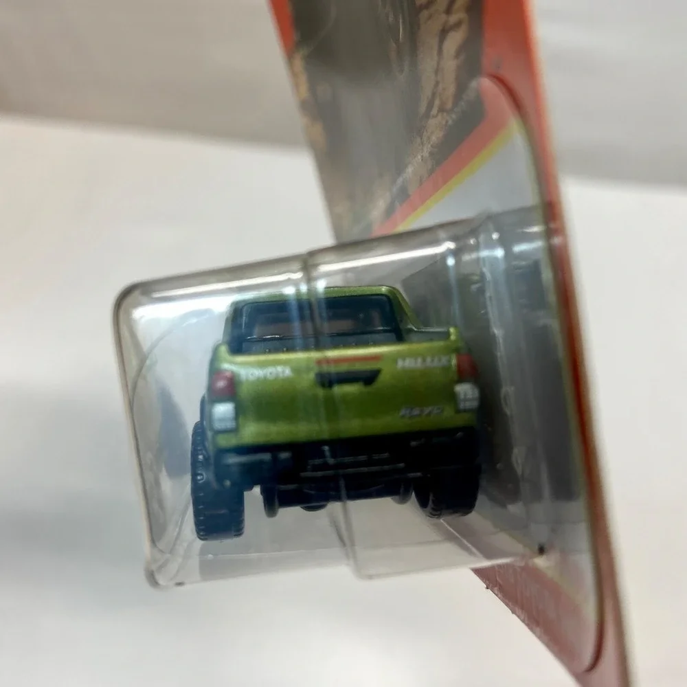 Matchbox 2018 Toyota Hilux 40/100 Green Metal 1/64‎ Toyota Official Truck 2023